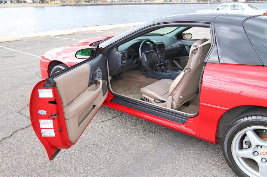 Интерьер Chevrolet Camaro Z28 SS 1998 года  (фото 51 из 94)